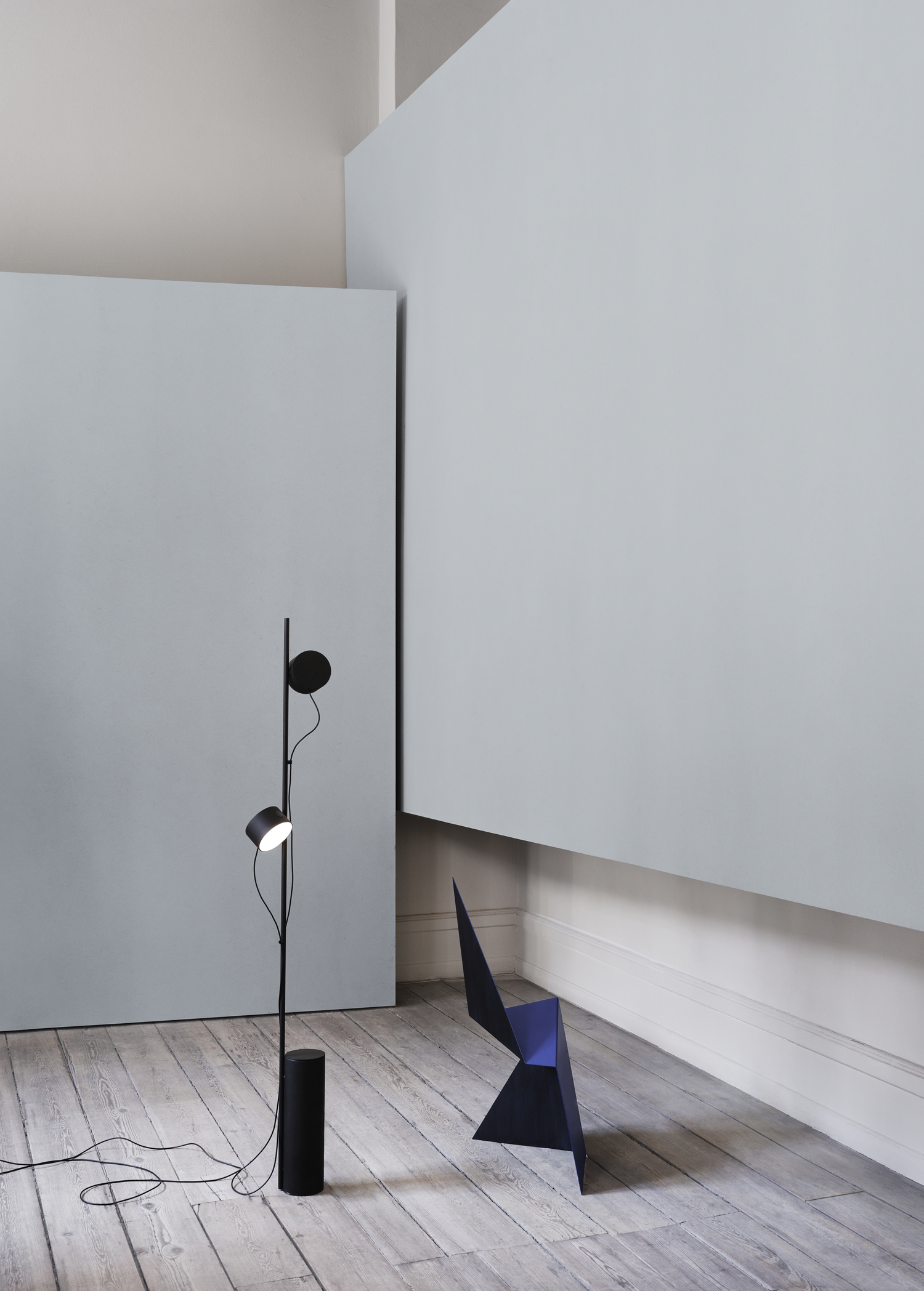 Muuto ポストフロアランプ　Post floor lamp black post-floor-lamp-muuto-org_7.jpg